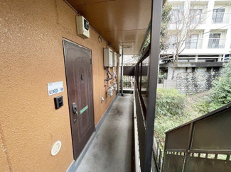 【その他共用部分】 | 共用廊下です♪雨に濡れずにお部屋に入ることができ、荷物が多い日も便利ですね☆