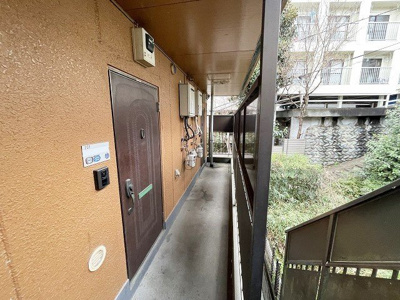 【その他共用部分】 | ガーデンヒルズⅡ | 共用廊下です♪雨に濡れずにお部屋に入ることができ、荷物が多い日も便利ですね☆
