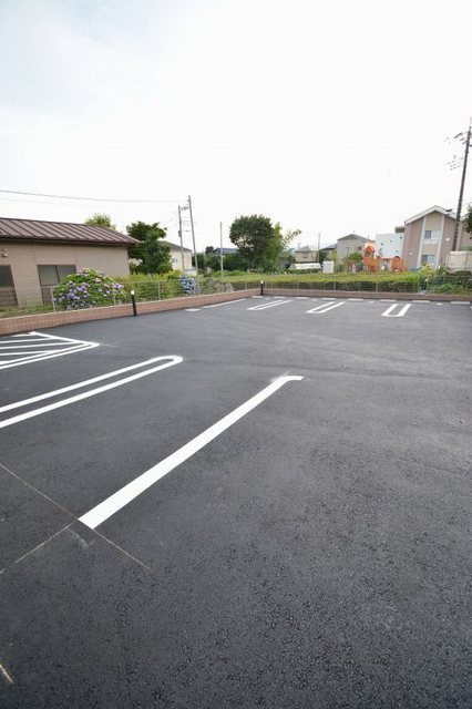 レフィナードルーチェⅡの駐車場
