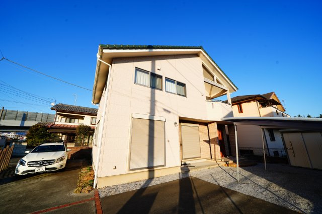 渋川市石原　中古住宅の外観|現地写真　無垢材フローリングや珪藻土の壁等、こだわりの一戸建てです！