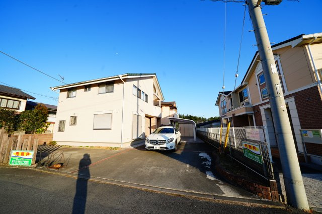 渋川市石原　中古住宅の駐車場|現地写真　駐車スペースは奥に1台分、カーポートもあります。