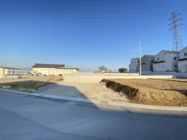 新築　第2吉岡町南下　Livele Garden.S　1号棟の前面道路含む現地写真|　西側接道幅員約5.1ｍ　南側接道幅員約6.0ｍ