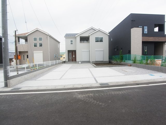 新築　第2吉岡町南下　Livele Garden.S　3号棟の駐車場|現地写真　駐車スペースは建物南側に並列4台分可能です！