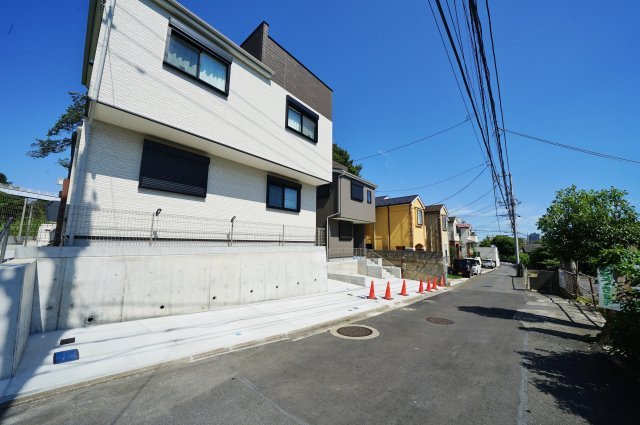 【保土ケ谷区峰岡町３丁目386-6新築戸建てＢ号棟】★仲介手数料無料★（常盤台小学校・保土ヶ谷中学校）の前面道路含む現地写真|南西側が道路に面しています。