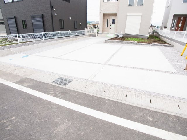 新築　第2吉岡町南下　Livele Garden.S　2号棟の駐車場|現地写真　駐車スペースは建物南側に並列4台分可能です！