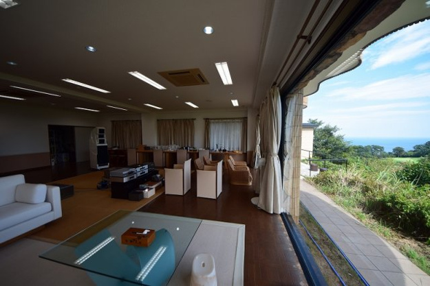 【洋室】 | 伊東市吉田　保養所 | 広く大きな窓より、海が望めます。