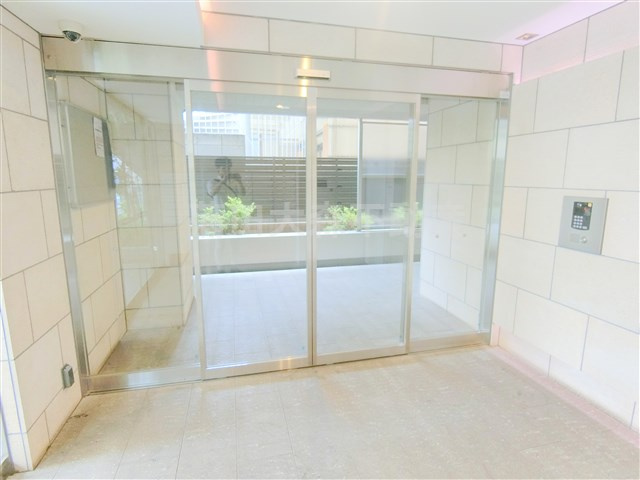 プレール・ドゥーク羽田WESTⅡのエントランス|防犯カメラ+TVモニター付オートロック　エントランス