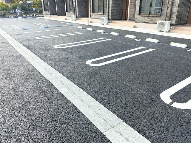 ロトンヌAの駐車場