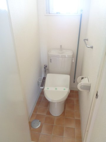 カクサン可美タウンAのトイレ|温水洗浄便座付のトイレです