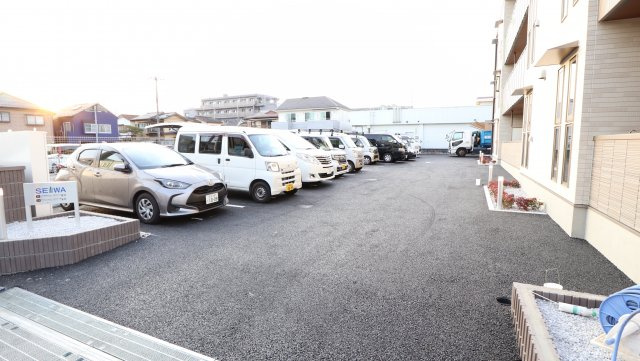クレール・ド・ミーゼ弐番館の駐車場