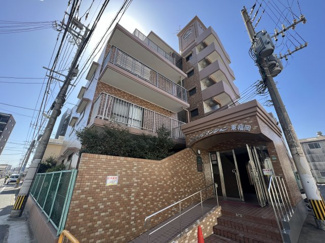 【外観】 | 南東向きの最上階角部屋で陽当り通風良好♪ ペット相談OKなので、大切な家族も一緒に新しい生活を始められますよ！