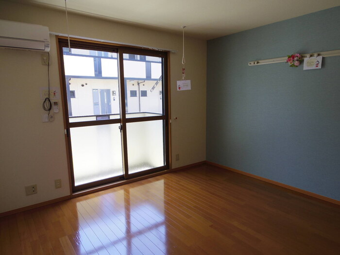 アークグレイスⅡの居間・リビング|洋室1（デザインクロス仕様）