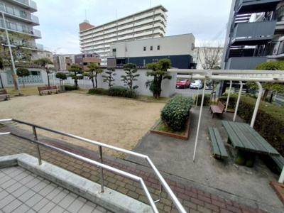 【その他共用部分】 | ネオコーポ鶴見緑地２番街B棟 | エントランス前です。ベンチもあり、晴れの日にはここでゆっくり過ごすのもいいですね♪