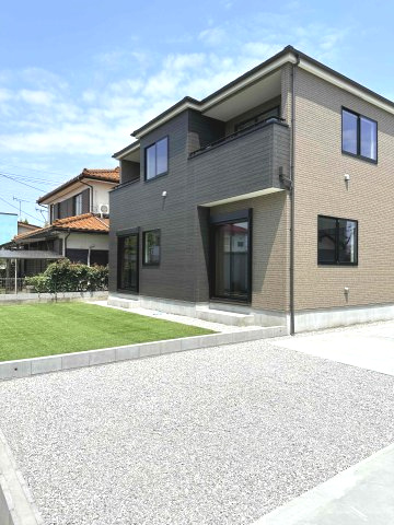 玉村町角渕（全1棟）1号棟の前面道路含む現地写真|隣地との距離も保ちながらも綺麗な街並みに溶け込みました！ 駐車スペースやお庭も十分に確保しています！