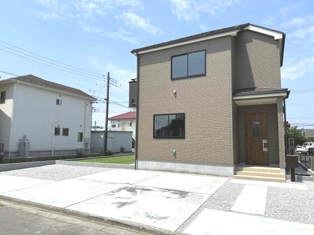 玉村町角渕（全1棟）1号棟の外観|隣地との距離も保ちながらも綺麗な街並みに溶け込みました！ 駐車スペースやお庭も十分に確保しています！