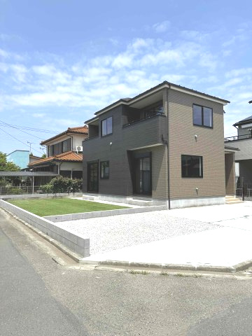 玉村町角渕（全1棟）1号棟の前面道路含む現地写真|隣地との距離も保ちながらも綺麗な街並みに溶け込みました！ 駐車スペースやお庭も十分に確保しています！