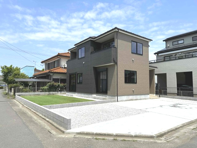 玉村町角渕（全1棟）1号棟の外観|ナチュラルで飽きの来ないデザインは流行に左右されない家の形です。外構も綺麗に仕上がっています(^▽^)/
