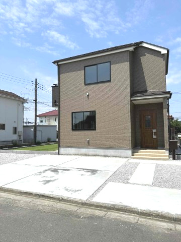 玉村町角渕（全1棟）1号棟の外観|隣地との距離も保ちながらも綺麗な街並みに溶け込みました！ 駐車スペースやお庭も十分に確保しています！