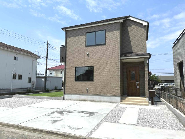 玉村町角渕（全1棟）1号棟の外観|隣地との距離も保ちながらも綺麗な街並みに溶け込みました！ 駐車スペースやお庭も十分に確保しています！