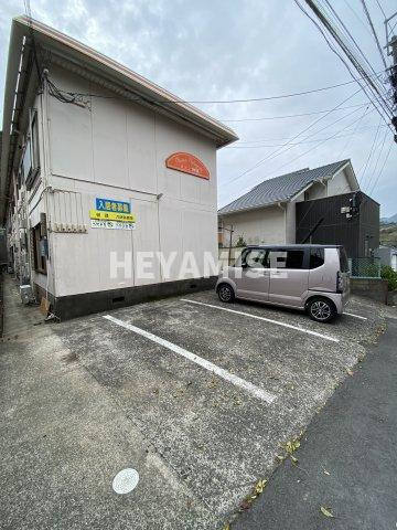 メゾン仲佳の駐車場