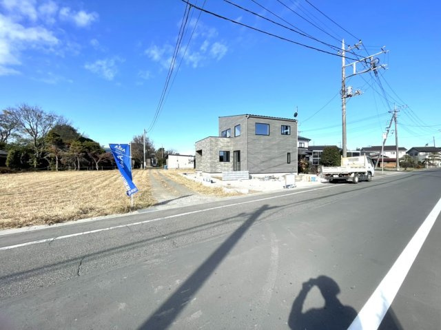 敷地面積８０坪　売地　川越市増形の前面道路含む現地写真|現地（2023年12月）撮影　前面道路が6.0ｍ公道の為お車の出し入れもラクラクです♪