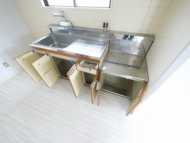 仲嶌マンションのキッチン|コンパクトなキッチンで掃除もラクラク