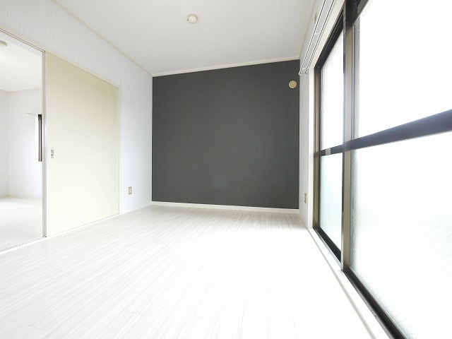 仲嶌マンションの洋室|明るい洋室です