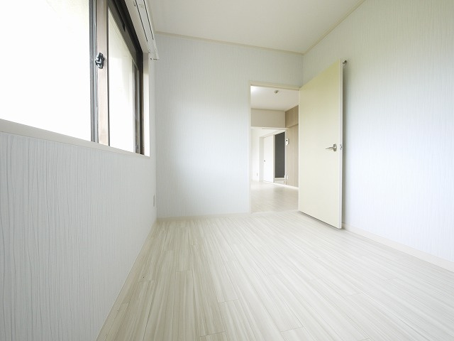 仲嶌マンションの洋室|落ち着いた色調の洋室です