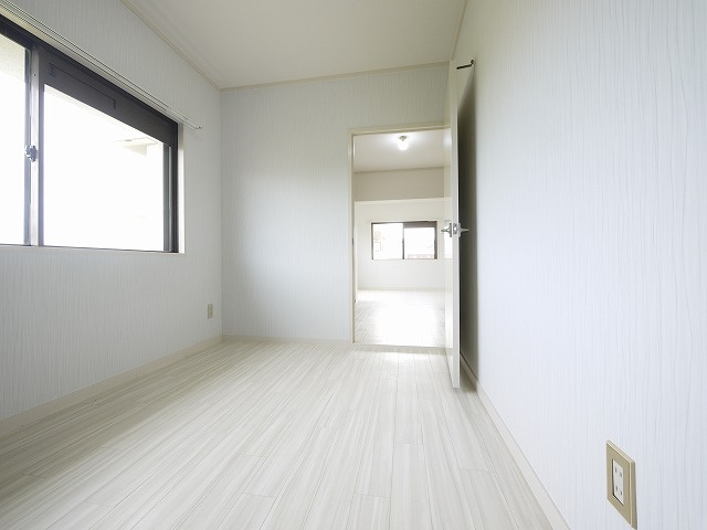 仲嶌マンションの洋室|落ち着いた色調の洋室です