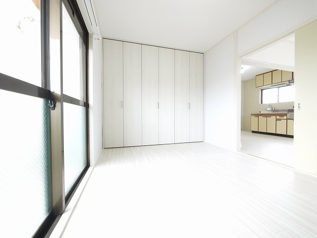 仲嶌マンションの洋室|落ち着いた色調の洋室です