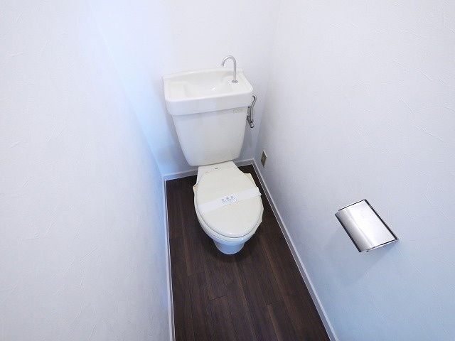 仲嶌マンションのトイレ|落ち着いた色調のトイレです