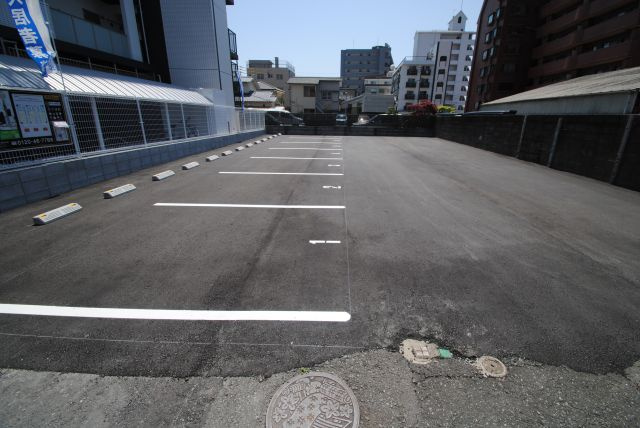 リッツ・アヴェニューの駐車場|隣にございます。