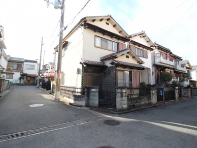 【外観】 | 枚方市藤阪元町3丁目　戸建 | 前面道路含む現地外観写真です。
道路幅員　東側、南側共に公道約4.7ｍございます。