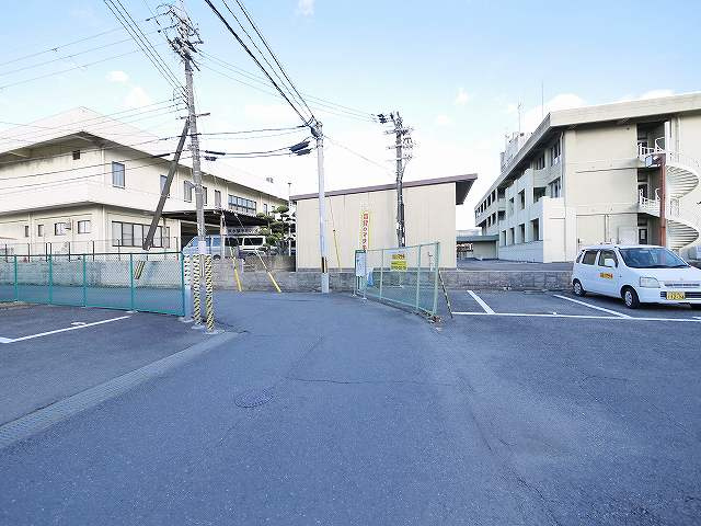 大安寺1丁目楠下駐車場（南側）
