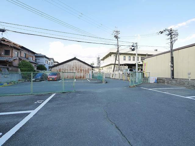 大安寺1丁目楠下駐車場（南側）