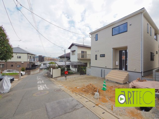 【前面道路含む現地写真】 | 【前面道路】
前面道路は毎日の駐車の出し入れで大事なポイントです！
車種によっても便利・不便がありますのでご確認ください♪