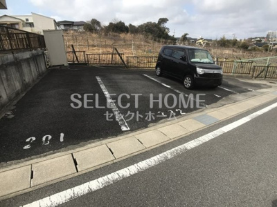 【駐車場】 | シャルマン戸崎 | 車をお持ちの方に嬉しい駐車場付きの物件です