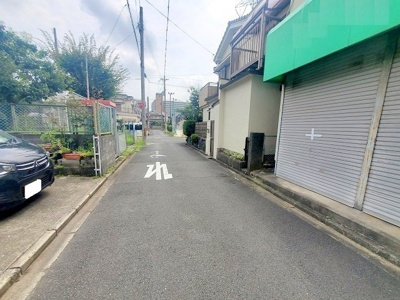 【前面道路含む現地写真】 | ■□枚方市西牧野３丁目　中古戸建□■ | 前面道路は北西側公道に面しており、幅員約4.1m、接道約5.1mです。