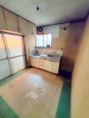 【居間・リビング】 | ■□枚方市西牧野３丁目　中古戸建□■ | 1階はキッチンがついています。窓が2カ所ある明るい空間です。