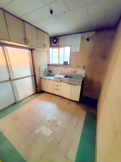 【居間・リビング】 | ■□枚方市西牧野３丁目　中古戸建□■ | 1階はキッチンがついています。窓が2カ所ある明るい空間です。