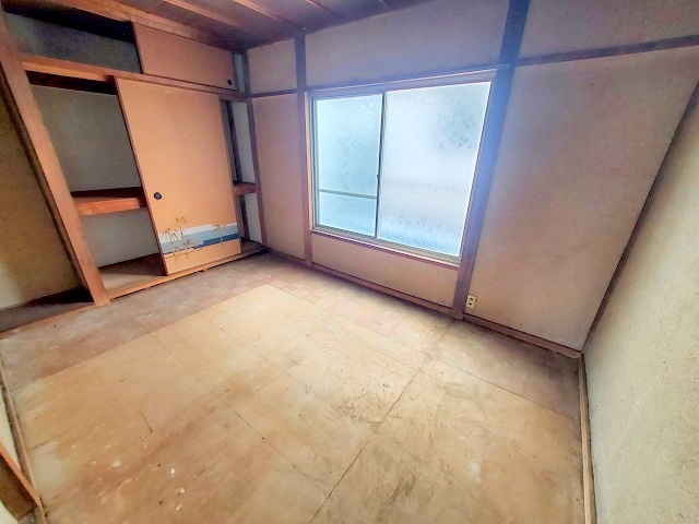 【和室】 | ■□枚方市西牧野３丁目　中古戸建□■ | 2階には洋室が2部屋あります。バルコニーにつながる洋室5.5帖のお部屋です。押入もついています。