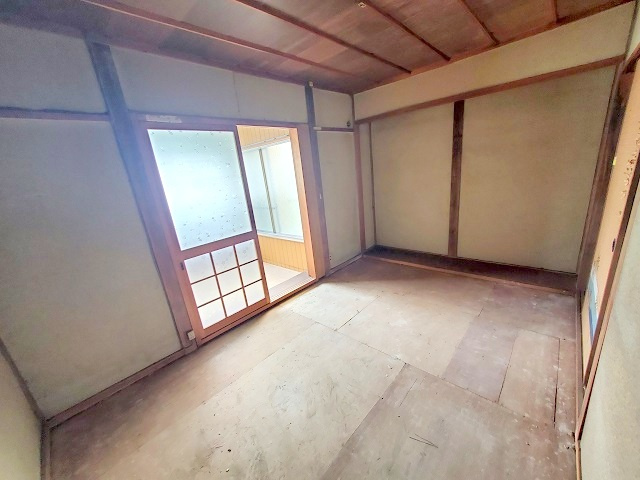 【和室】 | ■□枚方市西牧野３丁目　中古戸建□■ | 洋室6帖のお部屋は奥に納戸がついてます。また、押入もついていますので、収納箇所がたくさんついています。