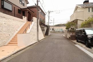 【前面道路含む現地写真】 | 前面道路は約6ｍとゆとりがあります。お車の運転が不得意なかたも安心です♪