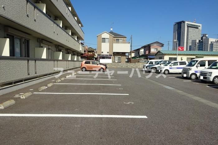 カーサ　コモドの駐車場