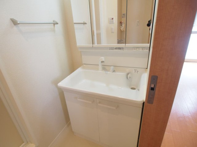 【独立洗面台】 | Line Silk | 独立洗面台で身支度をすべて済ませてしまいましょう