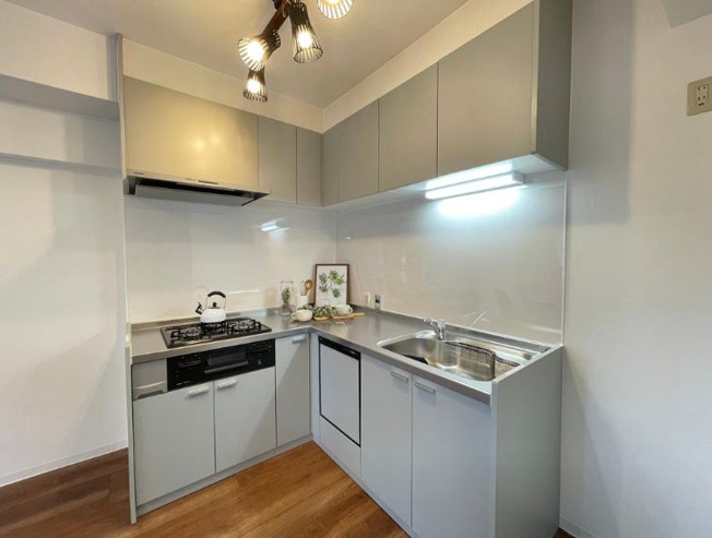 【キッチン】 | ハイネスプリモール城東　★フルリフォーム済み・複数路線利用可能 | 3口コンロです！