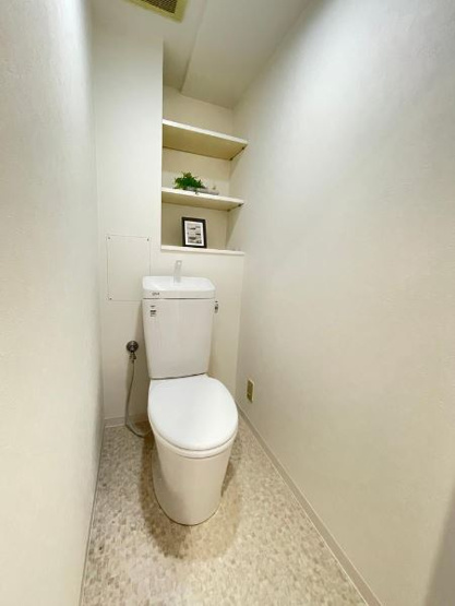 【トイレ】 | ハイネスプリモール城東　★フルリフォーム済み・複数路線利用可能 | 収納棚付き★