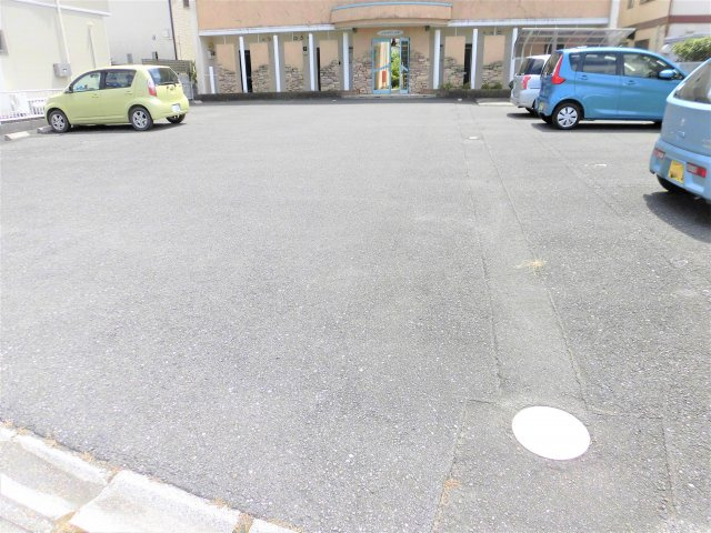 シャルムパレの駐車場