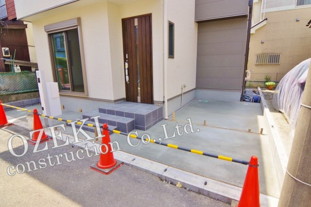 越谷市神明町1丁目新築戸建て　敷地形状に合わせたオンリーワンの間取り設計の駐車場