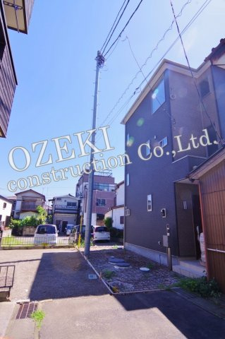 越谷市平方新築戸建て　4台駐車可能な広いスペースの外観